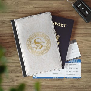 Funda para pasaporte con monograma, personalizada, con medallón de mandala dorado, RFID, elegante billetera de viaje, tarjetero, de piel sintética vegana