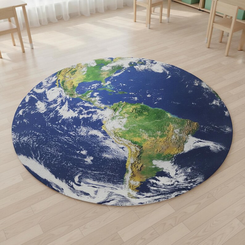 K&ouml;nnte beinhalten: Ein runder Teppich mit einer hochaufl&ouml;senden Satellitenansicht der Erde, die Nord- und S&uuml;damerika zeigt. Das Design pr&auml;sentiert tiefblaue Ozeane, gr&uuml;ne und braune Landmassen sowie wirbelnde wei&szlig;e Wolkenformationen auf der Oberfl&auml;che.