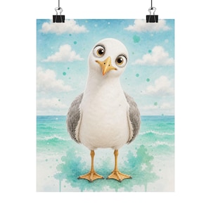 Puede incluir: Una impresión artística caprichosa que presenta una gaviota de dibujos animados con ojos grandes y expresivos y la cabeza inclinada. La gaviota está representada en un estilo de acuarela, con un cuerpo blanco, alas grises y patas amarillas. El fondo muestra un cielo azul con nubes y un océano turquesa.