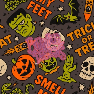 Puede incluir: Un patrón repetitivo con ilustraciones de Halloween sobre un fondo gris oscuro. El diseño incluye un monstruo de Frankenstein verde, murciélagos, calabazas, calaveras y las palabras "Trick or Treat" y "My Feet" en naranja.