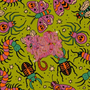 Puede incluir: Patrón repetitivo con insectos y mariposas estilizados con motivos de calaveras sobre un fondo verde. El diseño incluye arañas, escarabajos y polillas en tonos morados, naranjas y verdes, con acentos de estrellas.