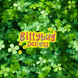 Może przedstawiać: Zielone tło z żółtym i różowym tekstem nałożonym na wierzch, który brzmi "Billybug Designs". Tło składa się z wielu koniczyny czteroliściennej.