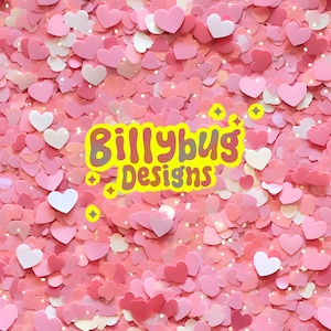 Könnte beinhalten: Nahaufnahme eines rosa Hintergrunds, gefüllt mit herzförmigen Konfetti in verschiedenen Rosa- und Weißtönen. Der Text "Billybug Designs" befindet sich in der Mitte, in Gelb mit glitzerndem Umriss. Das Gesamtthema ist romantisch und dekorativ.