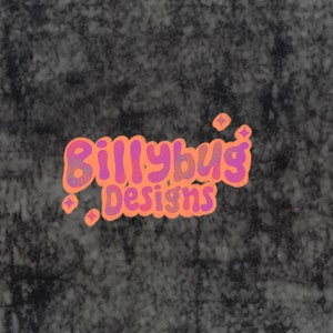 Może przedstawiać: Różowo-pomarańczowe logo z tekstem "Billybug Designs" na ciemnoszarym tle.