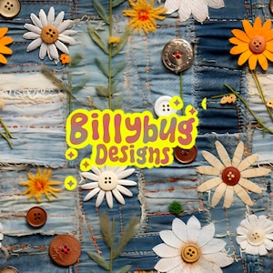Könnte beinhalten: Ein gelbes und rosafarbenes Logo mit dem Text "Billybug Designs" auf einem Hintergrund aus blauem Jeansstoff mit weißen und gelben Blumen und Knöpfen.