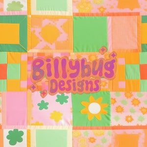Könnte beinhalten: Ein farbenfrohes Patchwork-Design mit Quadraten aus rosa, grünen, orangefarbenen und gelben Stoffen. Das Design enthält florale und geometrische Muster. Der Text "Billybug Designs" wird in einer Retro-Schriftart angezeigt und verleiht dem Gesamtbild eine verspielte Note.