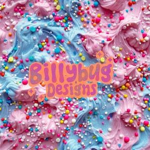 Könnte beinhalten: Nahaufnahme eines rosa-blauen Frosting-Wirbels mit bunten Streuseln. Der Text "Billybug Designs" befindet sich in der Mitte des Bildes.