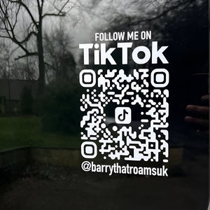 Könnte beinhalten: Weißer Aufkleber auf schwarzem Hintergrund mit dem Text "FOLLOW ME ON TIKTOK" und einem TikTok-QR-Code mit dem Benutzernamen "@barrythatroamsuk" darunter.
