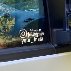 Może przedstawiać: Biała naklejka winylowa na szybie samochodu z logo Instagrama i tekstem "Follow us on Instagram your_insta".