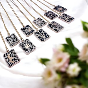 Kleine Tarot Halskette mit Anhänger ,Minimalistische Halskette, Zierlicher Schmuck , Spirituelle Kette, Tarot Halskette in Schwarz Gold