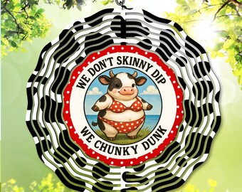 Spinner à vent au bord de la piscine PNG : We Don&#39;t Skinny Dip We Chunky Dunk Téléchargement numérique, Sublimation d&#39;été png, modèle de Spinner de jardin vache cadeau bricolage
