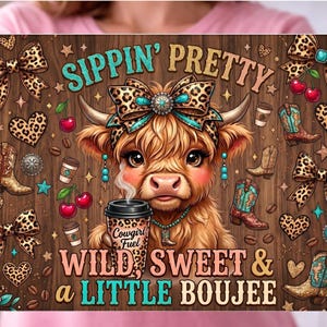 Può includere: Un cartello in legno con una mucca dei cartoni animati con un fiocco e una fascia leopardati, che tiene in mano una tazza di caffè. Il cartello include il testo "Sippin' Pretty", "Cowgirl Fuel", "Wild, Sweet & a Little Boujee" ed elementi decorativi.
