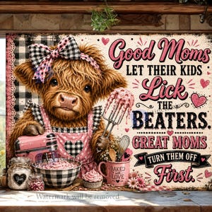 Op de afbeelding: Een rechthoekig bord met een pluizige bruine hooglander met een roze en zwart geruite strik en schort. De koe houdt een garde vast naast een roze mixer en kom. De tekst luidt: Good Moms let their kids lick the beaters. Great Moms turn them off first.