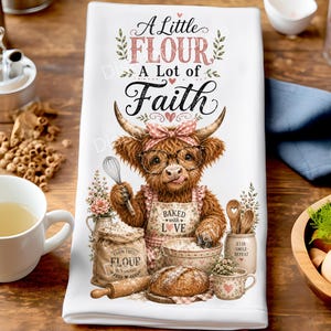 Pode incluir: Um pano de prato branco com uma ilustração de uma vaca Highland castanha com óculos e um laço cor-de-rosa, segurando um batedor. O texto diz A Little FLOUR A Lot of Faith e BAKED with LOVE. Inclui um saco de farinha, uma tigela e pão.