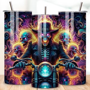 Könnte beinhalten: Drei Edelstahlbecher mit einem lebendigen, psychedelischen Design. Das Kunstwerk zeigt einen skelettartigen Biker mit einem flammenden Schädel, der Motorrad fährt. Der Hintergrund ist eine wirbelnde Mischung aus Lila, Orange und Blau.