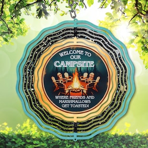 Camping Wind Spinner PNG: Willkommen auf unserem Zeltplatz, wo Freunde und Marshmallows getoastet werden Sublimation PNG, Campsite Spinner Template