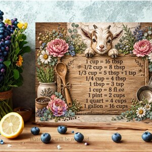 Op de afbeelding: Een houten bord met een geitje, bloemstukken, een houten lepel en metalen maatbekers. De tekst toont keukenconversies: 1 cup = 16 tbsp, 1/2 cup = 8 tbsp, 1/3 cup = 5 tbsp + 1 tsp, 1/4 cup = 4 tbsp, 1 tbsp = 3 tsp, 1 cup = 8 fl oz, 1 pint = 2 cups, 1 quart = 4 cups, 1 gallon = 16 cups.