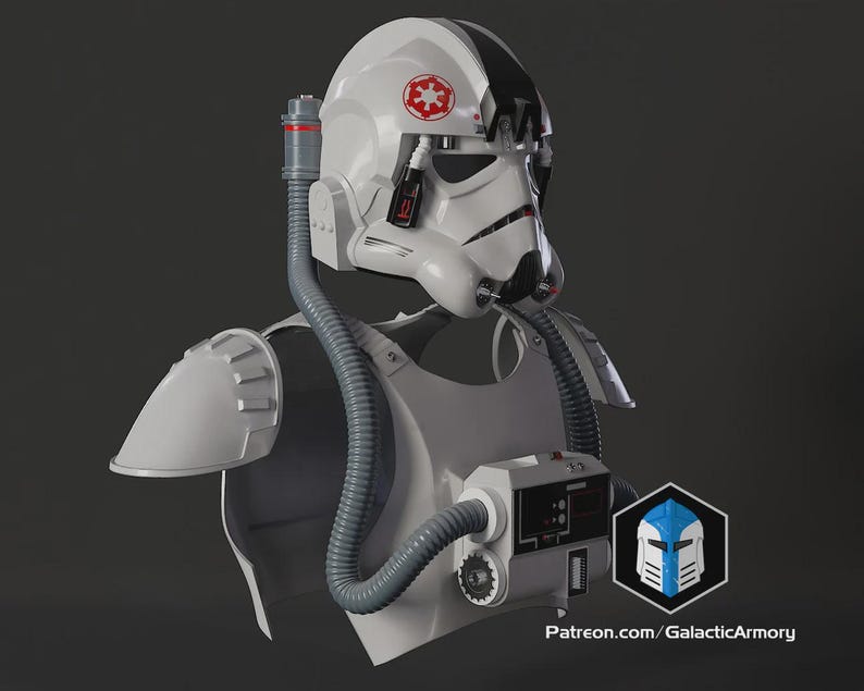 Może przedstawiać: Biało-czarny hełm pilota AT-AT i zestaw zbroi na klatkę piersiową. Hełm posiada czerwony emblemat i czarne akcenty. Szary wąż i panel sterowania są przymocowane do zbroi. Widoczne jest logo Galactic Armory.