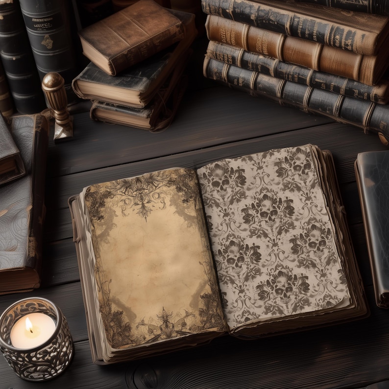 Pu&ograve; includere: Un libro antico aperto con pagine invecchiate, simili a pergamena. Una pagina presenta un bordo decorativo, mentre l'altra mostra un motivo a teschio. Altri libri antichi, una candela e una superficie di legno circondano il libro.