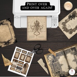 Pu&ograve; includere: Una stampante bianca con la scritta "PRINT OVER AND OVER AGAIN!" sta stampando un'illustrazione in stile vintage di un polpo. L'immagine &egrave; circondata da oggetti effimeri dall'aspetto antico, tra cui un libro, etichette e una candela.
