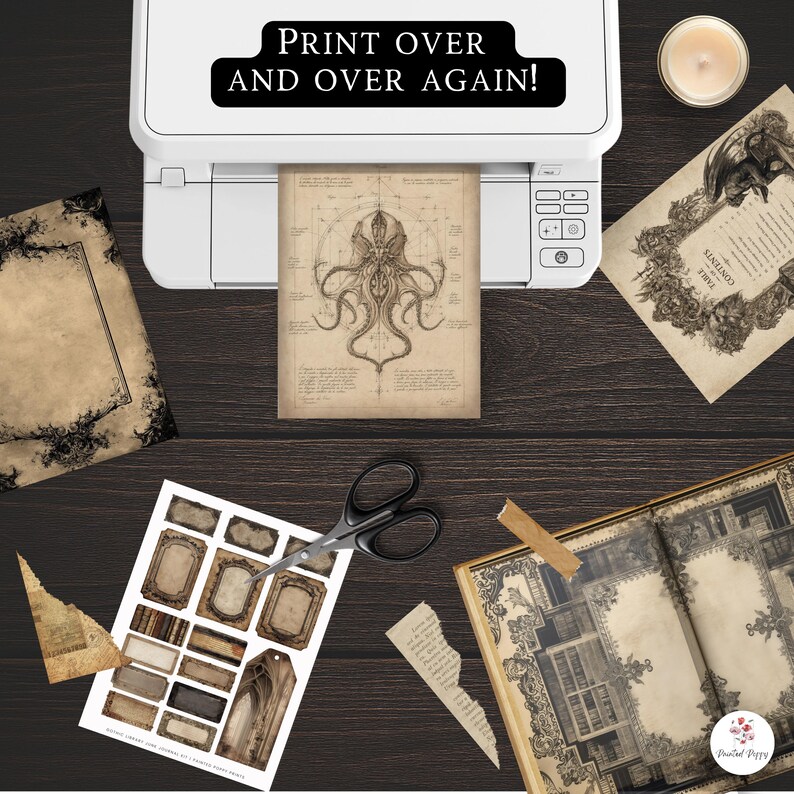Pu&ograve; includere: Una stampante bianca con la scritta "PRINT OVER AND OVER AGAIN!" sta stampando un'illustrazione in stile vintage di un polpo. L'immagine &egrave; circondata da oggetti effimeri dall'aspetto antico, tra cui un libro, etichette e una candela.