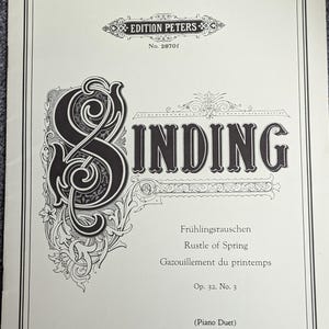 以下が含まれることがあります： 「Sinding」と題された楽譜で、「Frühlingsrauschen、Rustle of Spring、Gazouillement du printemps」のテキストが記載されています。表紙には、装飾的な黒い文字と花の模様が描かれています。Edition Peters、No. 2870fによって発行されました。