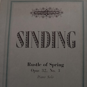 以下が含まれることがあります： 楽譜の表紙で、大きな装飾文字で「Sinding」と書かれています。その下に「Rustle of Spring, Opus 32, No. 3, Piano Solo」と書かれています。表紙の上部には「Novello Edition」と書かれています。