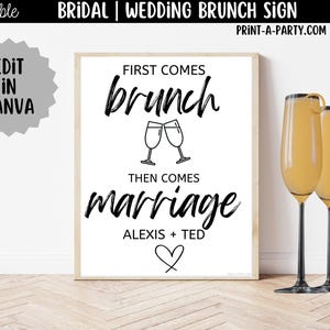 Puede incluir: Un letrero rectangular blanco en un marco de madera clara con texto negro que dice FIRST COMES brunch THEN COMES marriage ALEXIS + TED, junto a un dibujo lineal de dos copas de champán brindando y un corazón debajo de los nombres.