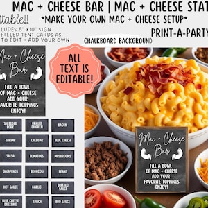 Könnte beinhalten: Ein Schild aus Schiefer mit dem Text "Mac + Cheese Bar" und Anweisungen, eine Schüssel mit Mac and Cheese zu füllen und Ihre Lieblingszutaten hinzuzufügen. Das Schild ist von Schüsseln mit Mac and Cheese, Belägen und anderen Lebensmitteln umgeben.