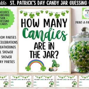 Puede incluir: Un letrero imprimible del juego de adivinanzas del tarro de caramelos del Día de San Patricio con tarjetas de adivinanzas. El letrero presenta el texto "¿Cuántos caramelos hay en el tarro?" con un arcoíris y un gráfico de duende. También se muestra un tarro de cristal lleno de caramelos verdes y blancos.