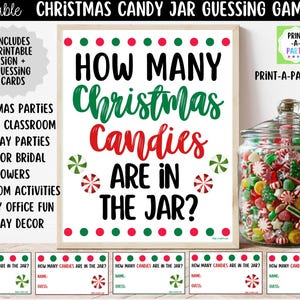 Könnte beinhalten: Ein druckbares Weihnachts-Bonbonglas-Ratespiel-Schild mit dem Text "How Many Christmas Candies Are In The Jar?" in Rot und Grün. Enthält Ratekarten und ein Glas voller bunter Süßigkeiten. Ideal für Weihnachtsfeiern und Weihnachtsdekoration.