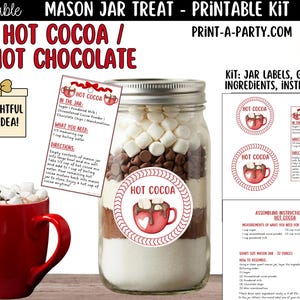Pode incluir: Um frasco Mason cheio de camadas de ingredientes de chocolate quente, incluindo marshmallows e gotas de chocolate. O frasco tem um rótulo que diz "Hot Cocoa". Uma caneca vermelha de chocolate quente fica ao lado do frasco. A imagem também inclui instruções e etiquetas de presente.