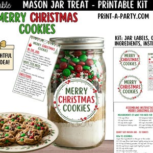 Op de afbeelding: Een mason jar kit voor het maken van Merry Christmas Cookies. De pot is gevuld met ingrediënten en gegarneerd met rode, groene en witte snoepjes. Een bord met gebakken koekjes staat voor de pot. De kit bevat labels, cadeaulabels en instructies.