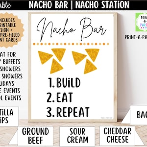 Puede incluir: Un letrero imprimible de "Nacho Bar" con las palabras "Nacho Bar" en escritura elegante. El letrero incluye las frases "Build, Eat, Repeat" y está decorado con ilustraciones de totopos. Incluye tarjetas de tienda y es ideal para fiestas, baby showers y vacaciones.
