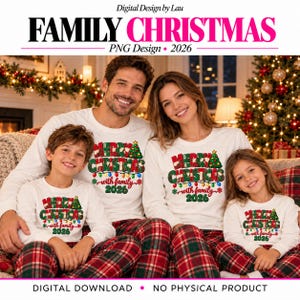 Puede incluir: Camisetas blancas de manga larga a juego con un estampado gráfico que dice Merry Christmas with family 2026, un árbol de Navidad a cuadros verdes, luces de colores y copos de nieve rojos, con pantalones de pijama a cuadros rojos y verdes.
