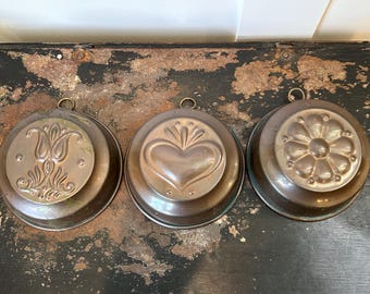 Vintage Set of 3 Copper Molds with Embossed Design and wall hanger - Kitchen Decor French Country