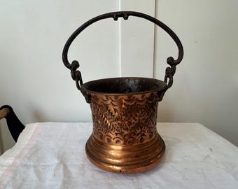 Vintage Hand-Hammered Copper Hammam Bucket – Ornate Repoussé Decorative Cauldron with Cast Iron Handle