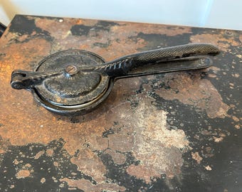 Antique Early 1900s Cast Iron Lemon Squeezer by Arcade Mfg — Kitchen Tool