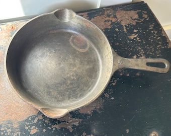 Vintage Griswold No 5 Cast Iron Skillet Frying Pan #724 Made in Erie PA