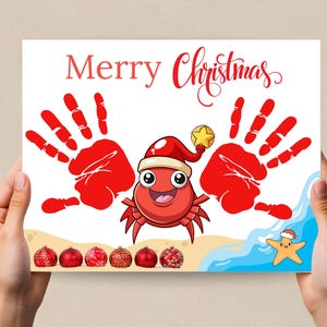 Puede incluir: Una tarjeta de Navidad con las palabras "Merry Christmas" en letras rojas. La tarjeta presenta huellas de manos rojas, un cangrejo de dibujos animados con un gorro de Papá Noel y adornos navideños. También hay una estrella de mar con un gorro de Papá Noel.