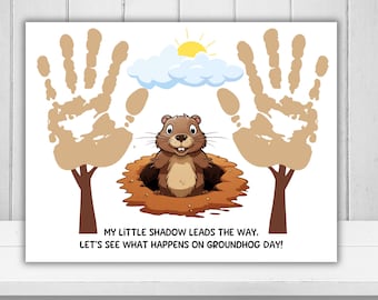 Op de afbeelding: Een witte print met een bruine bosmarmot die uit een hol komt, geflankeerd door twee beige handafdrukbomen. Erboven een gele zon en een blauwe wolk. De tekst luidt: MY LITTLE SHADOW LEADS THE WAY. LET'S SEE WHAT HAPPENS ON GROUNDHOG DAY!
