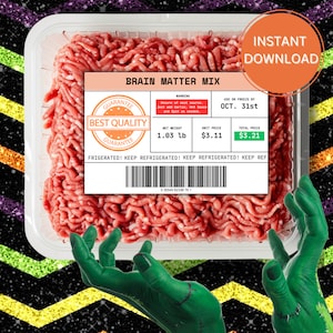 Puede incluir: Un paquete de carne picada etiquetado como "Brain Matter Mix" con una pegatina de "Best Quality Guarantee". El paquete está en un recipiente de plástico transparente y tiene un código de barras y una fecha de caducidad del 31 de octubre. El precio unitario es de $ 3.11 y el precio total es de $ 3.21.