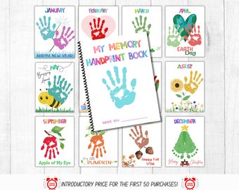 Puede incluir: Un libro encuadernado en espiral "My Memory Handprint Book" con coloridas huellas de manos para cada mes del año. Cada mes presenta un tema diferente, incluyendo una abeja, una manzana y un árbol de Navidad. El libro está rodeado de tarjetas mensuales individuales.