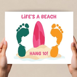 Zomer voetafdruk kunst.  Life&#39;s A Beach Craft voor baby&#39;s en peuters. Activiteiten Knutselen voor kleuters en kinderdagverblijven, Knutselen voor de zomerpicknick.