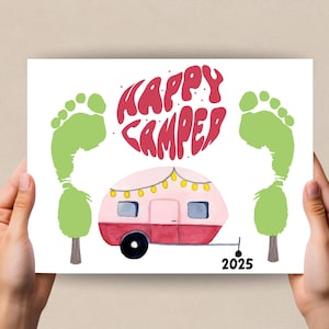 Sommer Fußabdruck.  Happy Camper Craft für Babys, Kleinkinder. Aktivität Bastelarbeiten für Vorschul- und Kindertagesstätten, Sommer-Picknick-Handwerk, Camping-Handwerk.