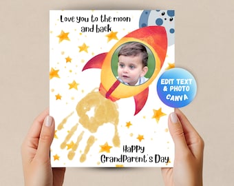 Op de afbeelding: Een wenskaart met een raketontwerp en een foto van een kind. De kaart bevat de zinnen "Love you to the moon and back" en "Happy GrandParent's Day". Het heeft ook een handafdruk en sterillustraties.
