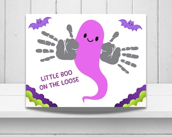 Puede incluir: Una impresión rectangular blanca que presenta un fantasma rosa central con una cara sonriente, flanqueado por dos formas de huellas de manos grises. Dos murciélagos morados están en las esquinas superiores y el texto "LITTLE BOO ON THE LOOSE" está impreso en morado.