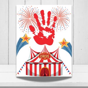 Op de afbeelding: Een witte poster met een rode handafdruk boven een rood-wit gestreepte circustent. De tent heeft een bordje met de tekst "WELCOME TO THE CIRCUS SHOW". Het ontwerp bevat twee blauwe vallende sterren en rood en blauw vuurwerk.