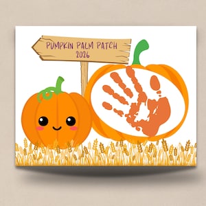 Puede incluir: Una ilustración digital que presenta una calabaza naranja sonriente con un tallo verde y una calabaza más grande con un centro blanco que contiene una huella de mano naranja. Un letrero de madera dice PUMPKIN PALM PATCH 2026 sobre un campo de trigo dorado.