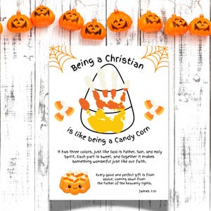 Puede incluir: Una l&aacute;mina rectangular blanca con una huella de mano en forma de caramelo de ma&iacute;z pintada en naranja y amarillo. El texto dice: Being a Christian is like being a Candy Corn. It has three colors, just like God is Father, Son, and Holy Spirit. Every good and perfect gift is from above, coming down from the Father of the heavenly lights. James 1:17.